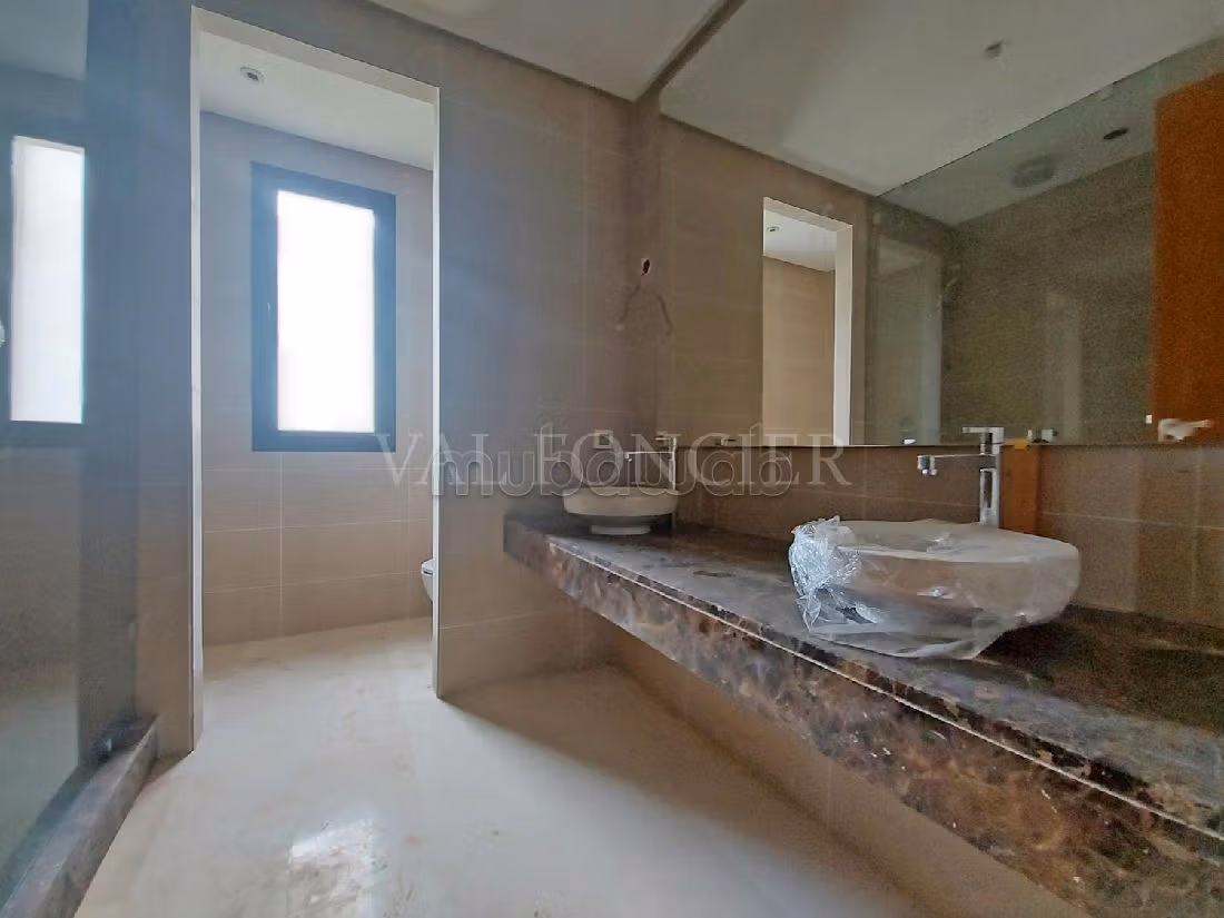 كراء فيلا فاخرة بعين الذياب. المساحة الكلية 1040 م². الراحة الكاملة مع حمام سباحة ومدفأة. 