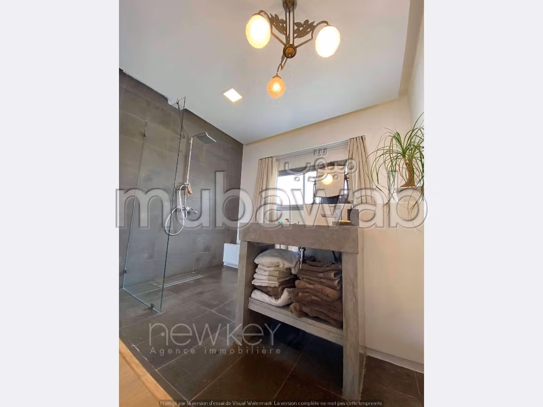 فيلا جميلة للكراء ب المرسى. 4 قطع كبيرة. شرفة جميلة وحديقة