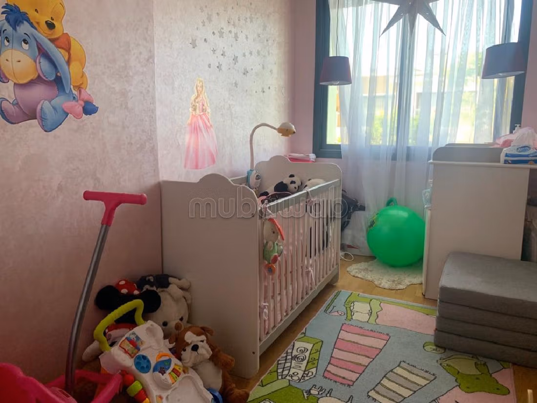 استئجار شقة ب المدينة الخضراء. 3 غرف رائعة. مفروشة