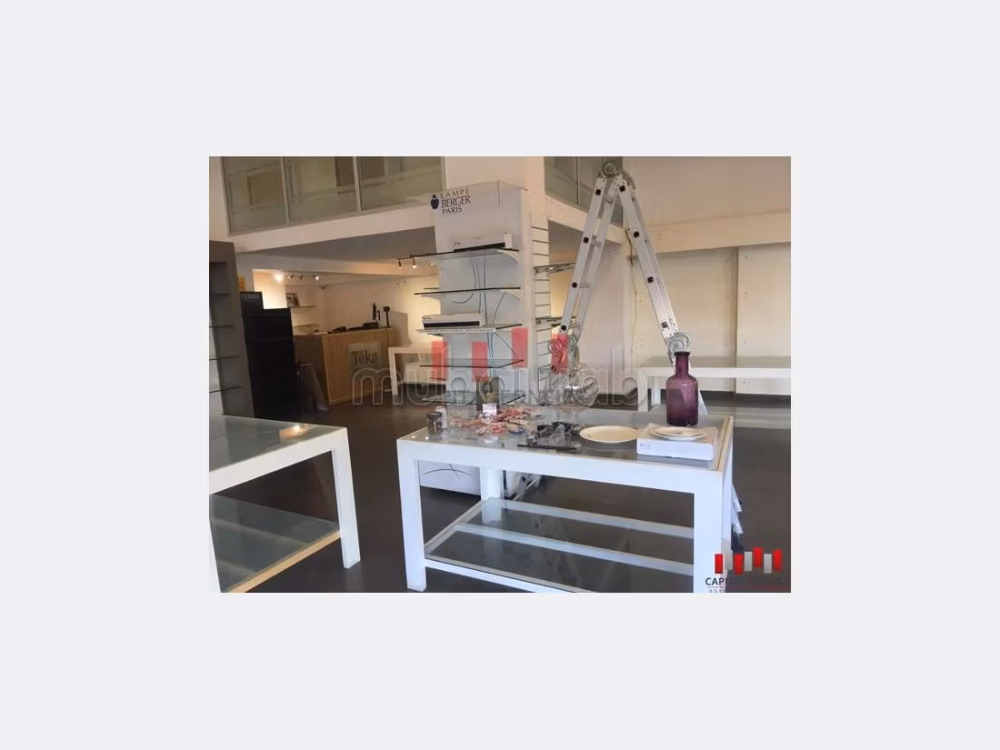 Oficinas y locales comerciales en alquiler. Pequeña superficie 140 m². 