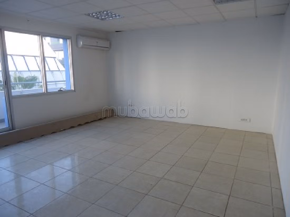 عقارت تجارية للكراء بسيدي معروف. المساحة الكلية 265 م². إقامة بالبواب ، ومكيف هوائي. 