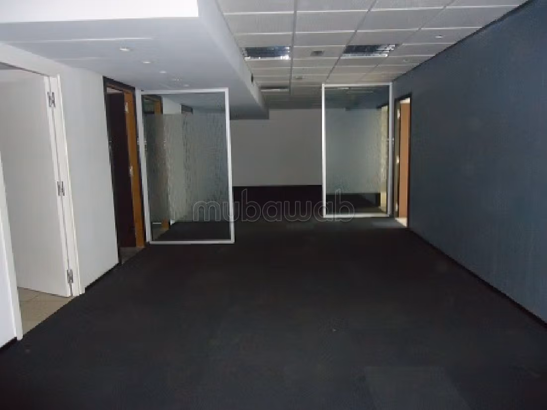 عقارت تجارية للكراء بسيدي معروف. المساحة الكلية 265 م². إقامة بالبواب ، ومكيف هوائي. 