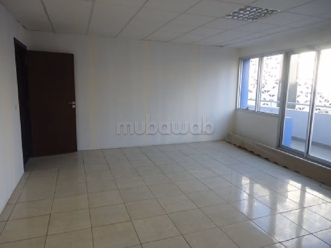 عقارت تجارية للكراء بسيدي معروف. المساحة الكلية 265 م². إقامة بالبواب ، ومكيف هوائي. 