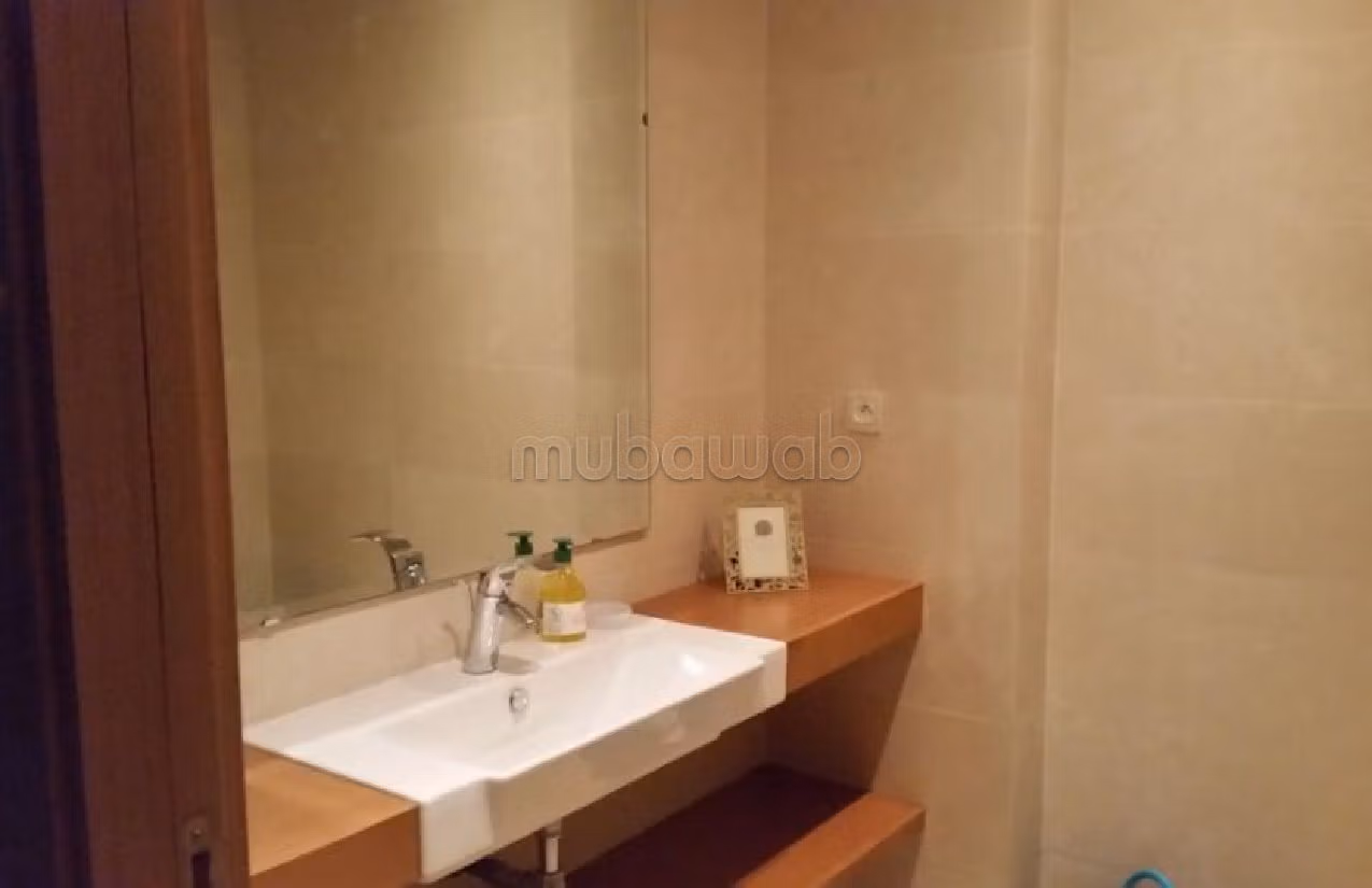 شقة للإيجار بملابطا. 3 قطع كبيرة. مفروشة