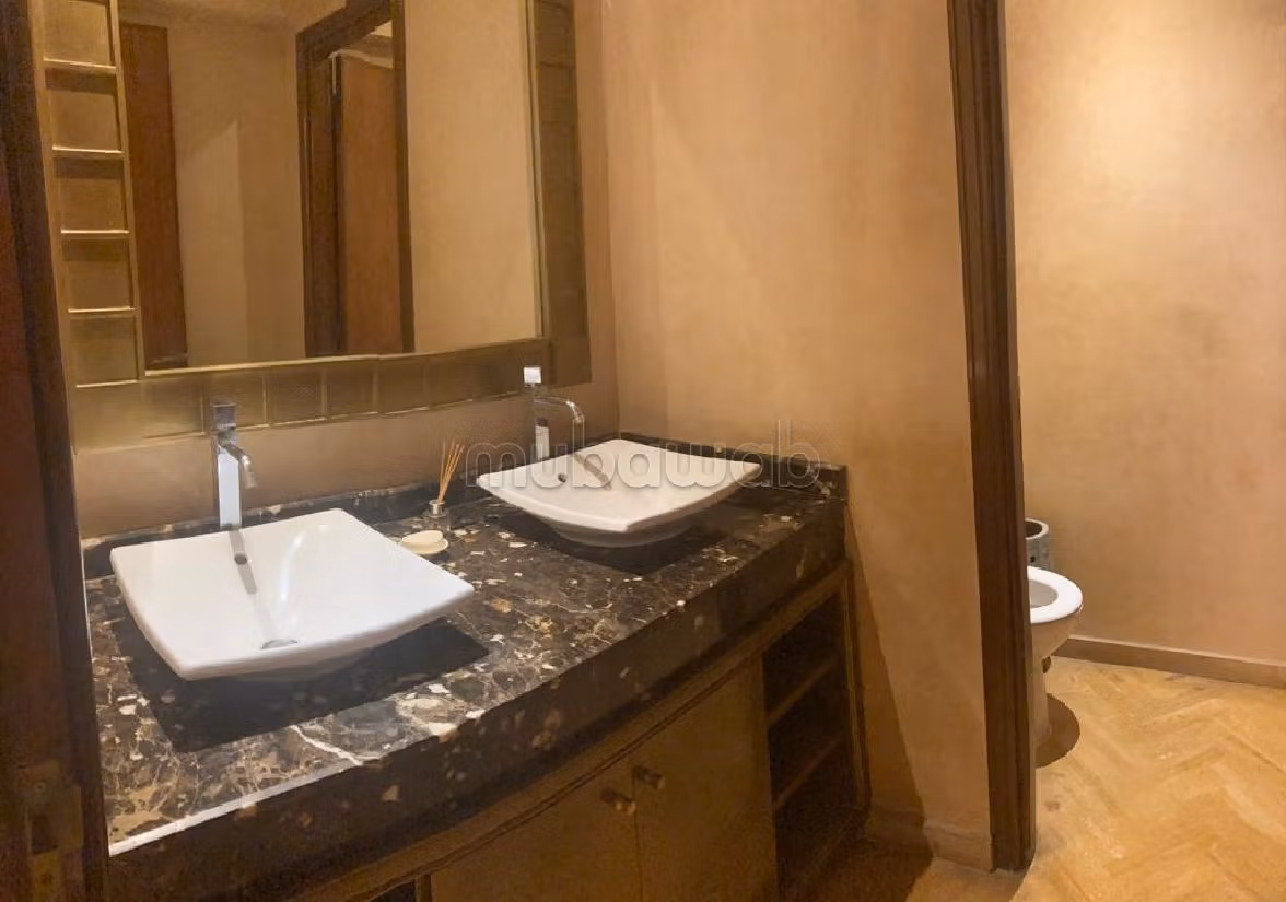 Rent an apartment in Racine. Area of 200 m². Storage unit