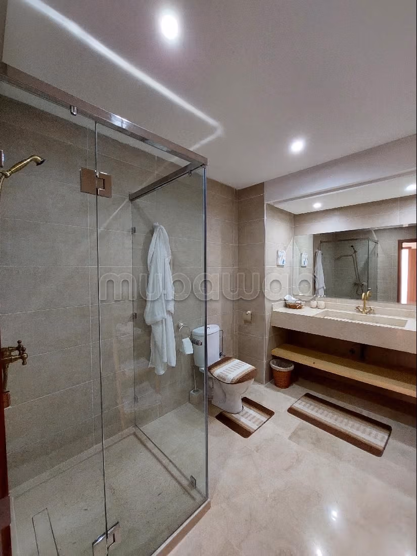 Splendido appartamento in vendita a Hay Mohammadi. 2 camere. Salone in stile marocchino e antenna parabolica. 