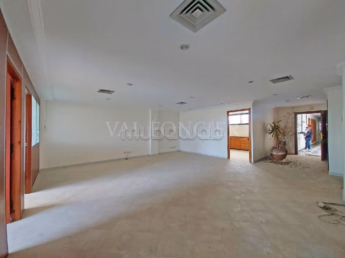 Oficinas en alquiler en Port. Gran superficie 160 m². Estacionamiento. 