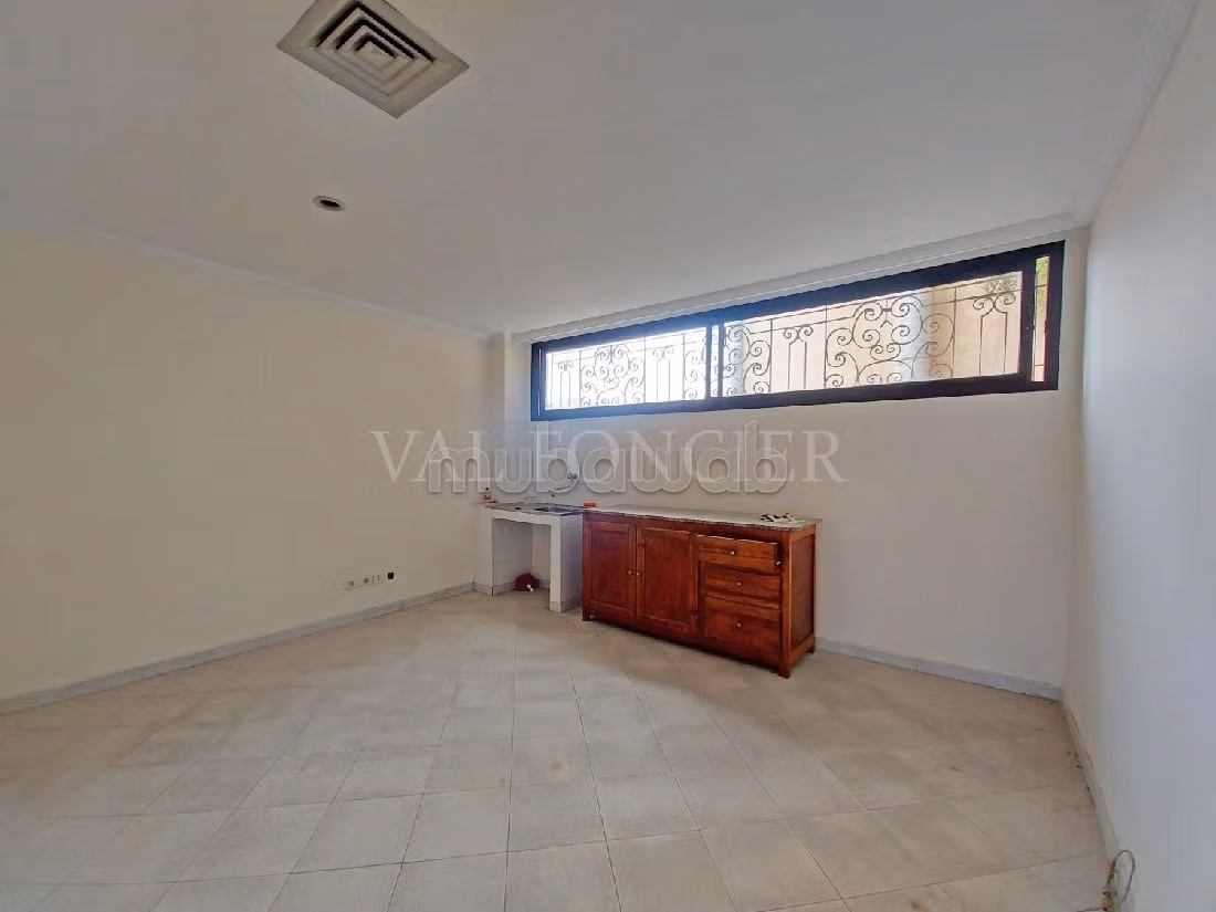 Oficinas en alquiler en Port. Gran superficie 160 m². Estacionamiento. 