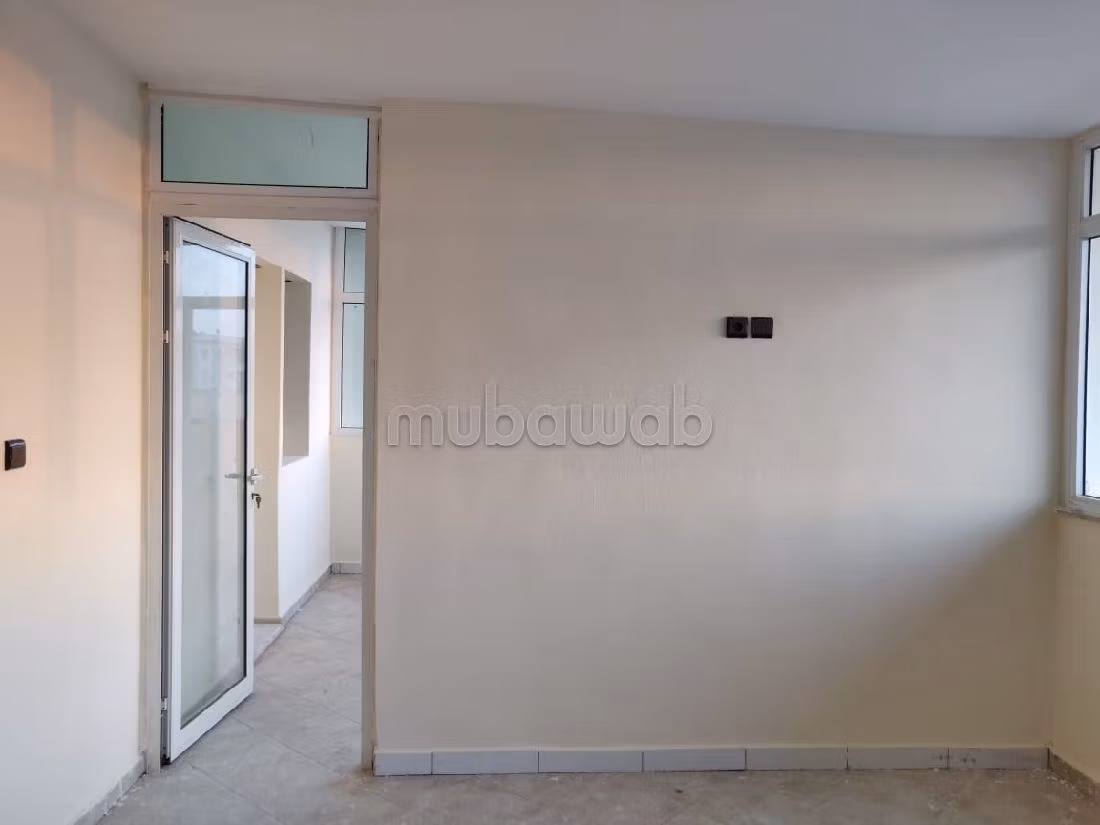 شقة للشراء ب النزهة. 3 غرف. مكان وقوف السيارات وشرفة. 