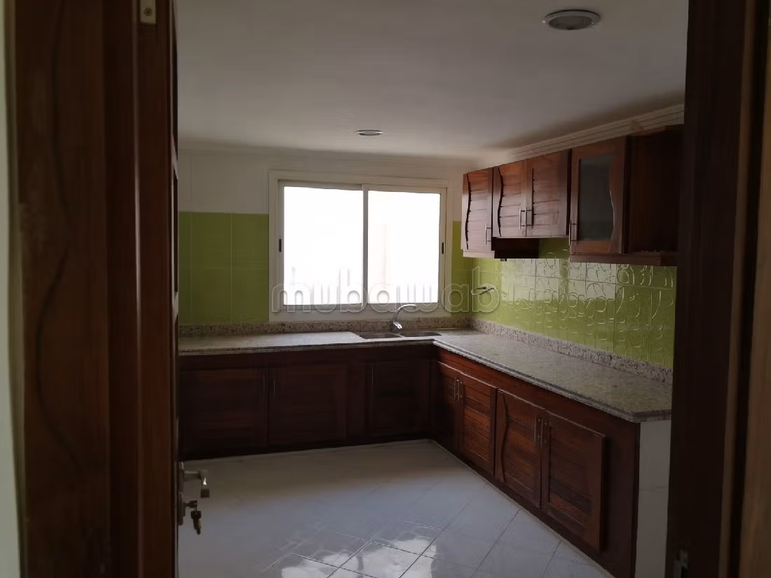 شقة للشراء ب النزهة. 3 غرف. مكان وقوف السيارات وشرفة. 