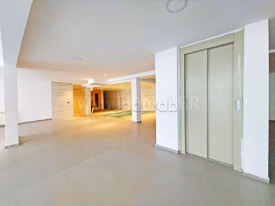 فيلا جميلة للكراء بعين الذياب. المساحة الإجمالية 600 م². مسبح. 