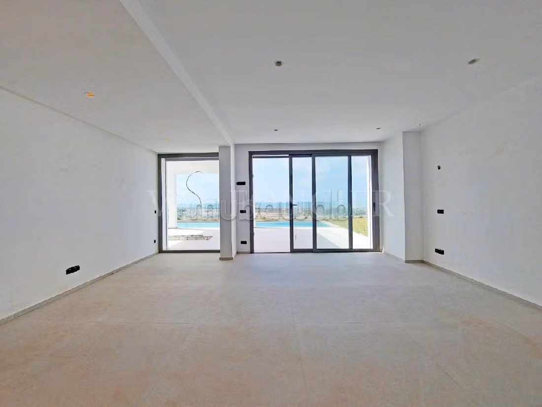 فيلا جميلة للكراء بعين الذياب. المساحة الإجمالية 600 م². مسبح. 