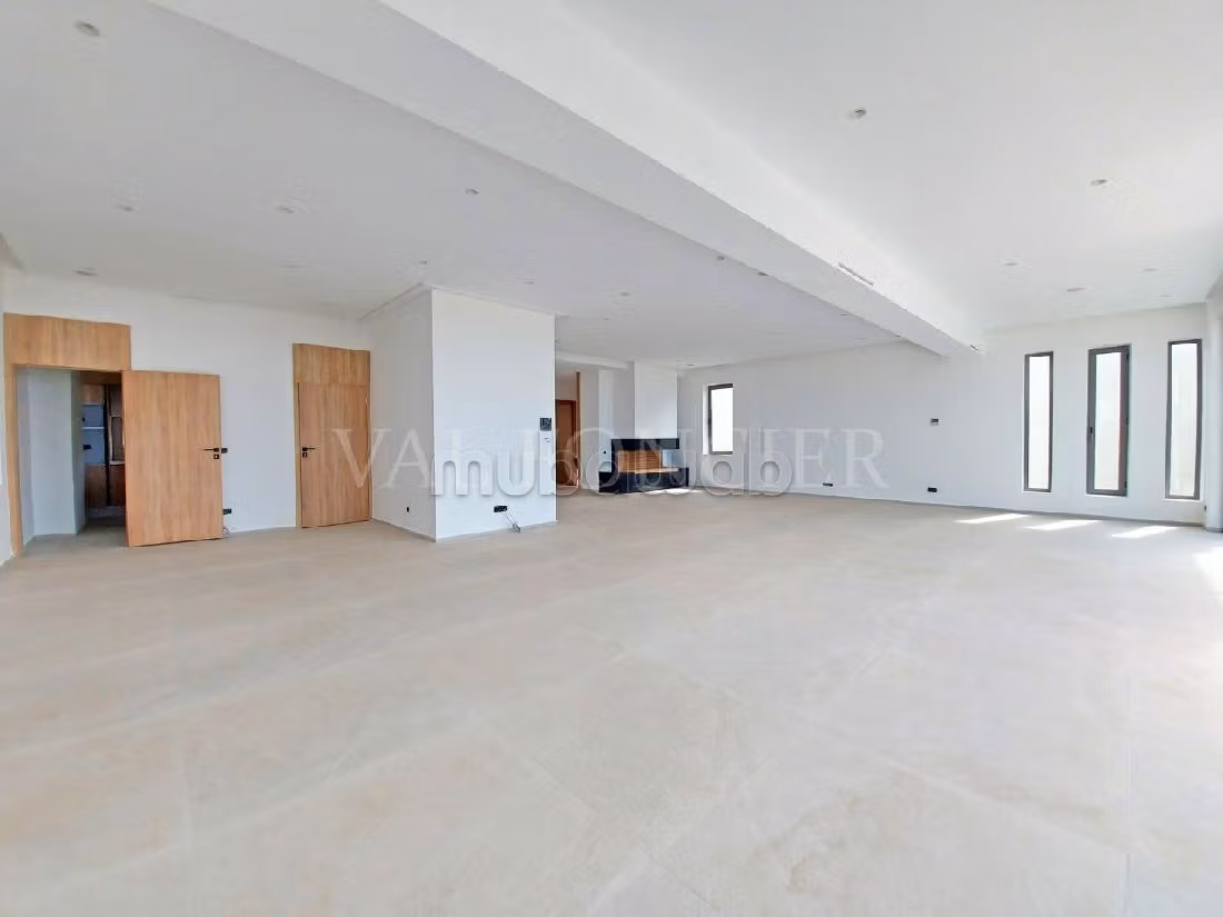 فيلا جميلة للكراء بعين الذياب. المساحة الإجمالية 600 م². مسبح. 