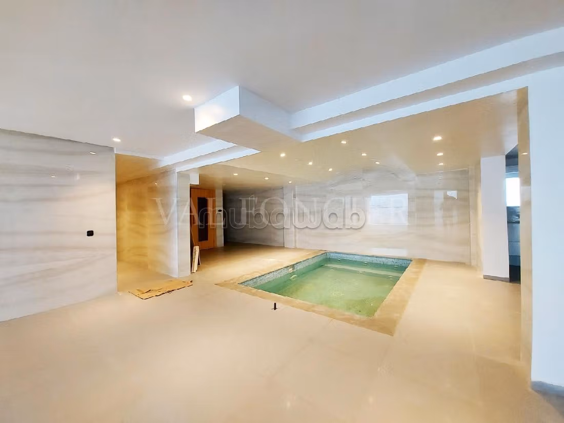 فيلا جميلة للكراء بعين الذياب. المساحة الإجمالية 600 م². مسبح. 