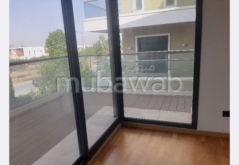 شقة رائعة للبيع ببوسكورة. المساحة الكلية 175 م². خدمات الكونسياج ، و تكييف الهواء. 