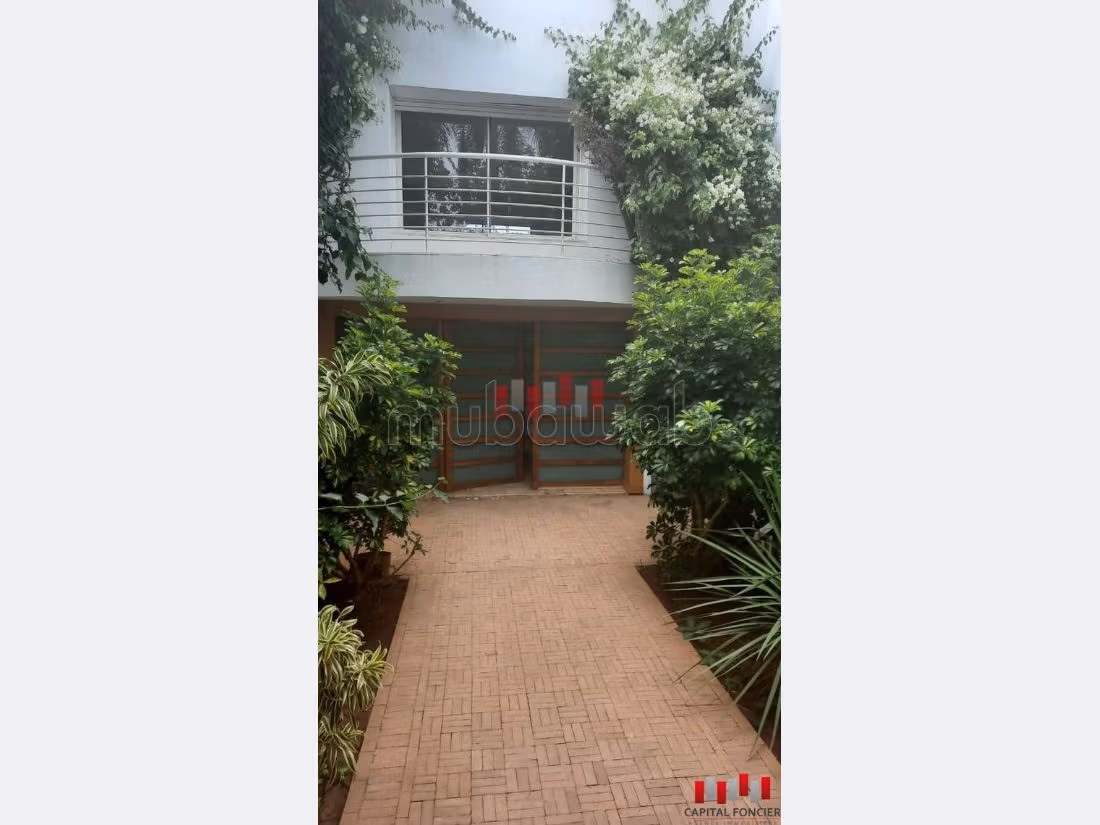 Ufficio disponibile in affitto a Anfa. Superficie di 550 m². Aria condizionata. 