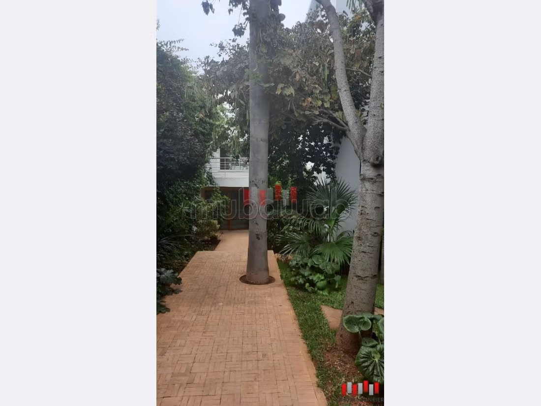 Ufficio disponibile in affitto a Anfa. Superficie di 550 m². Aria condizionata. 