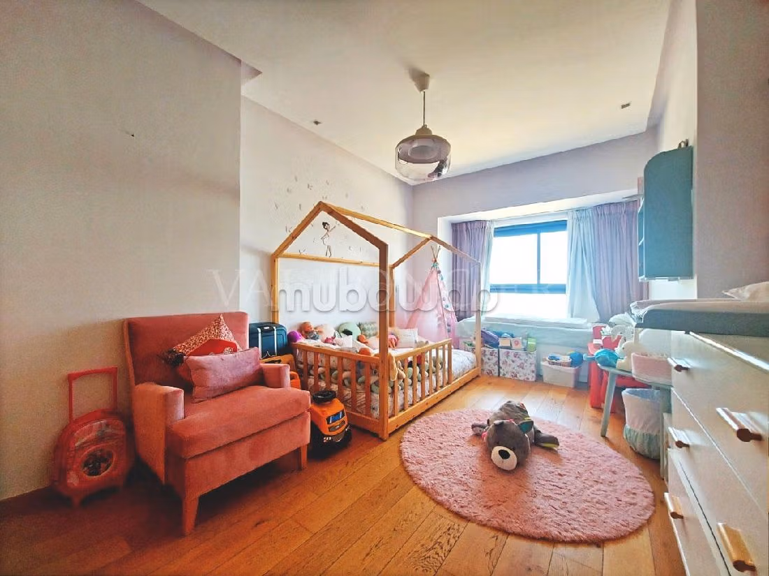 Rent this apartment. Total area 160 m². Parking spaces and terrace. 