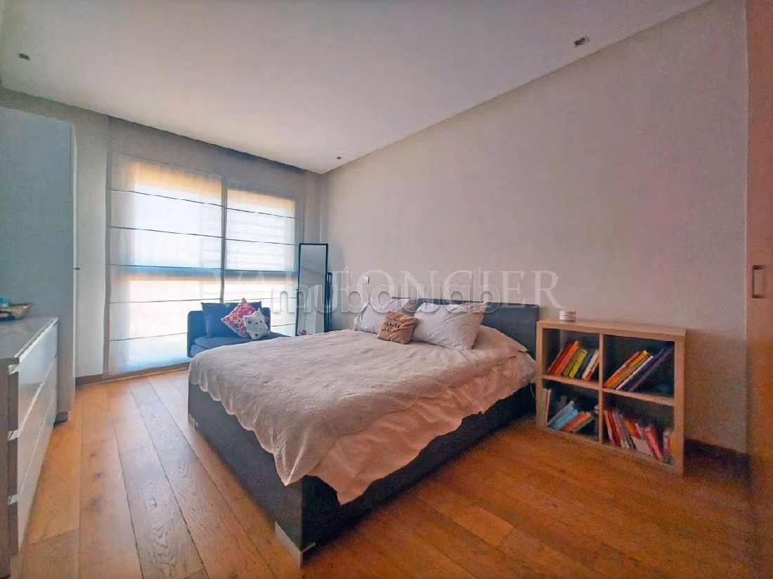 Rent this apartment. Total area 160 m². Parking spaces and terrace. 