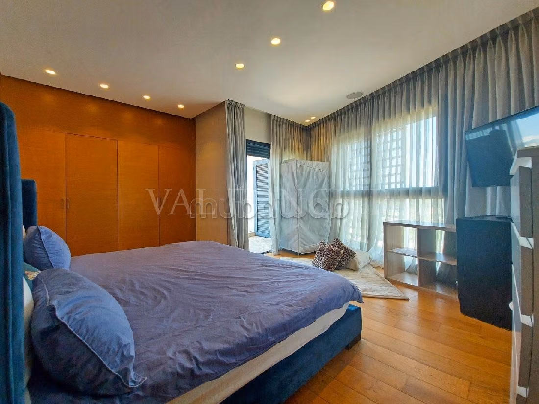 Rent this apartment. Total area 160 m². Parking spaces and terrace. 