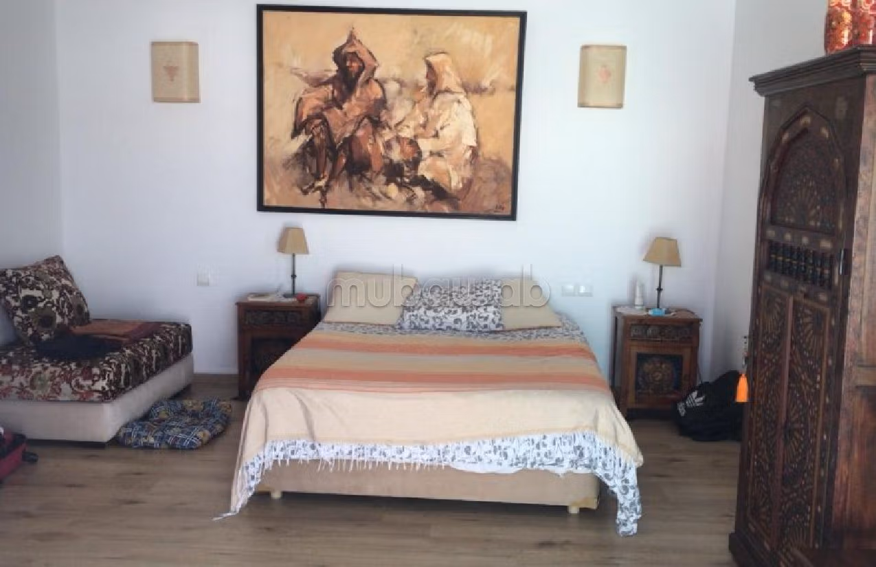 Villa de alto standing en venta en Centre. Gran superficie 285 m². Plazas de parking y bonito jardín. 