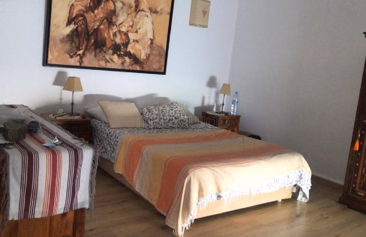 Villa de alto standing en venta en Centre. Gran superficie 285 m². Plazas de parking y bonito jardín. 