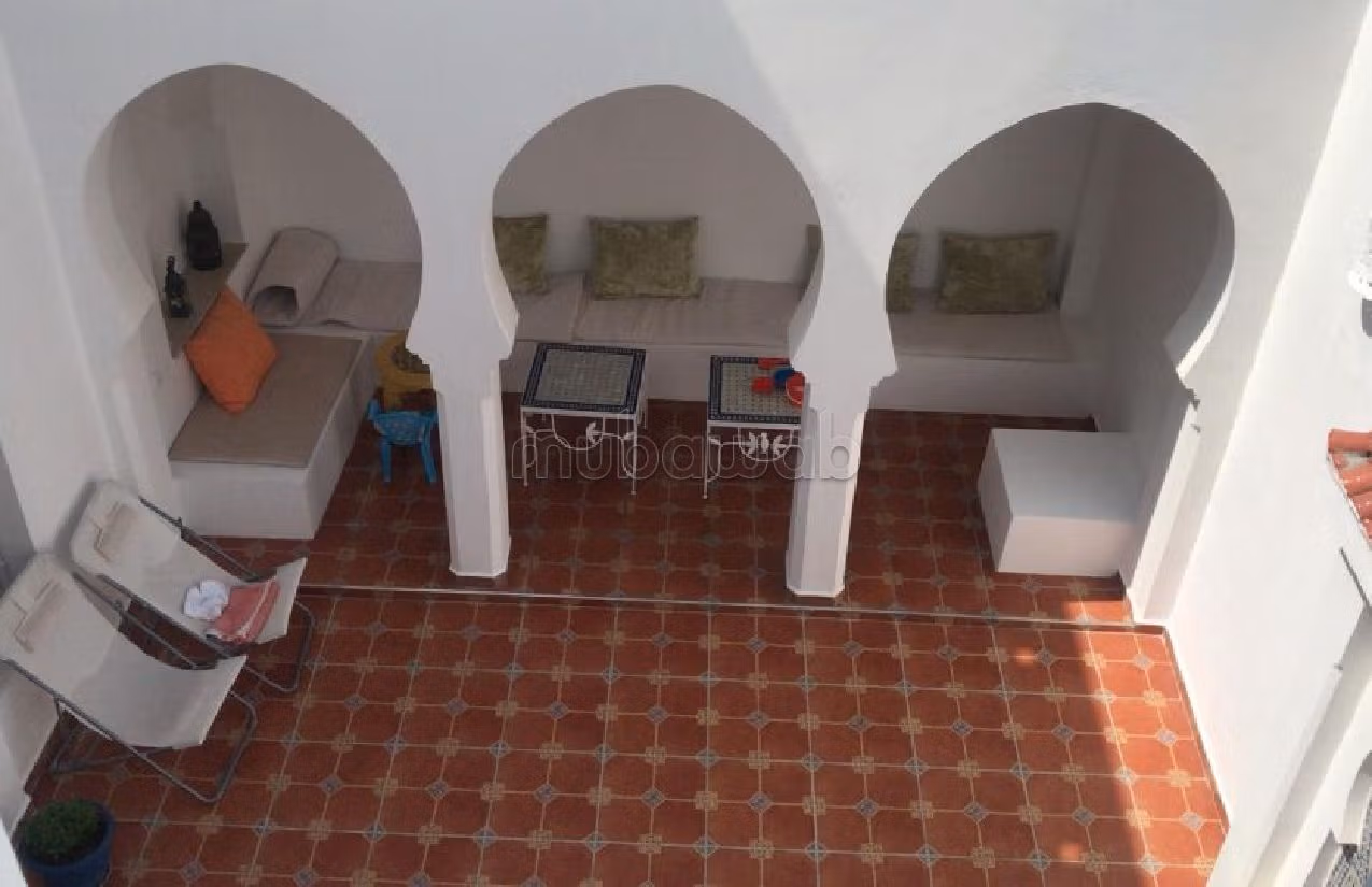 Villa de alto standing en venta en Centre. Gran superficie 285 m². Plazas de parking y bonito jardín. 