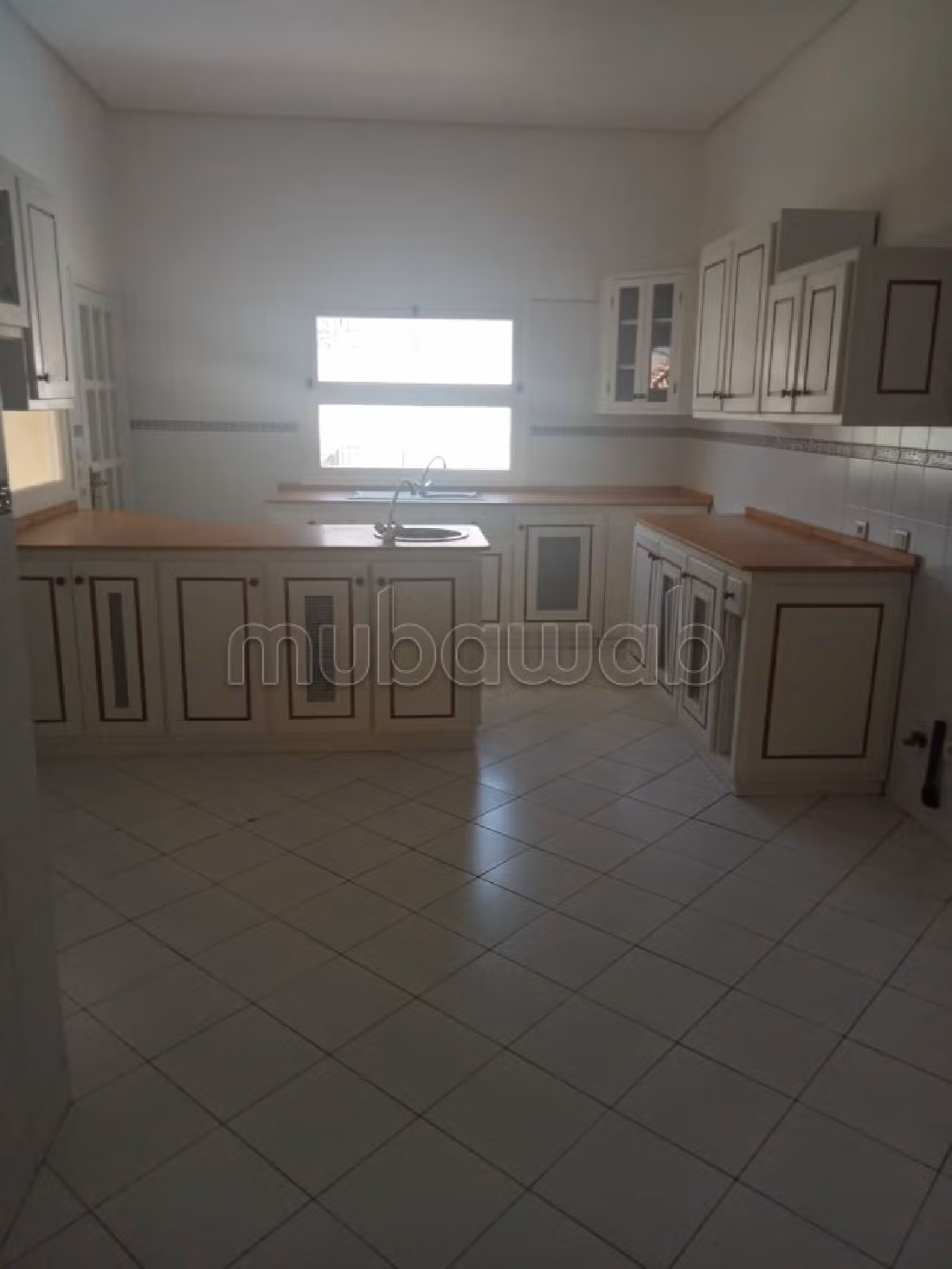 Maestosa residenza di lusso in affitto a Souissi. 3 camere da letto. Con camino e piscina. 