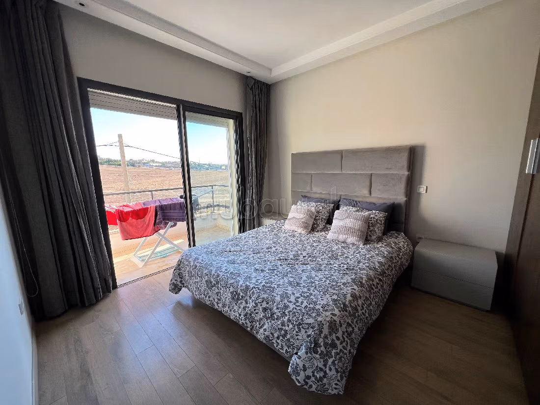 شقة للبيع ب عين الذياب امتداد. 3 غرف جميلة. مفروشة