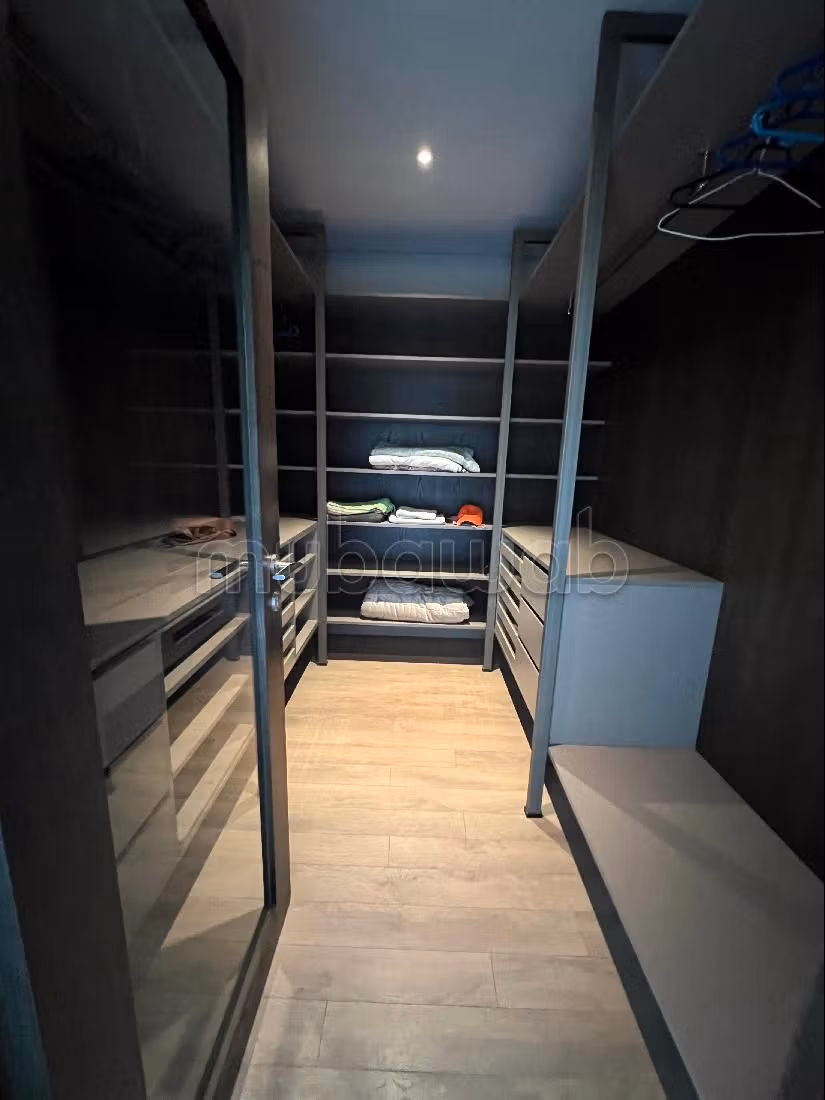 شقة للبيع ب عين الذياب امتداد. 3 غرف جميلة. مفروشة