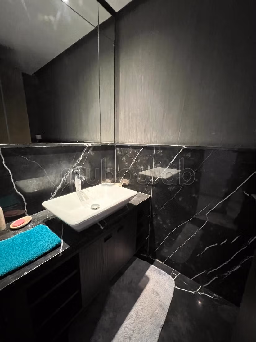 شقة للبيع ب عين الذياب امتداد. 3 غرف جميلة. مفروشة