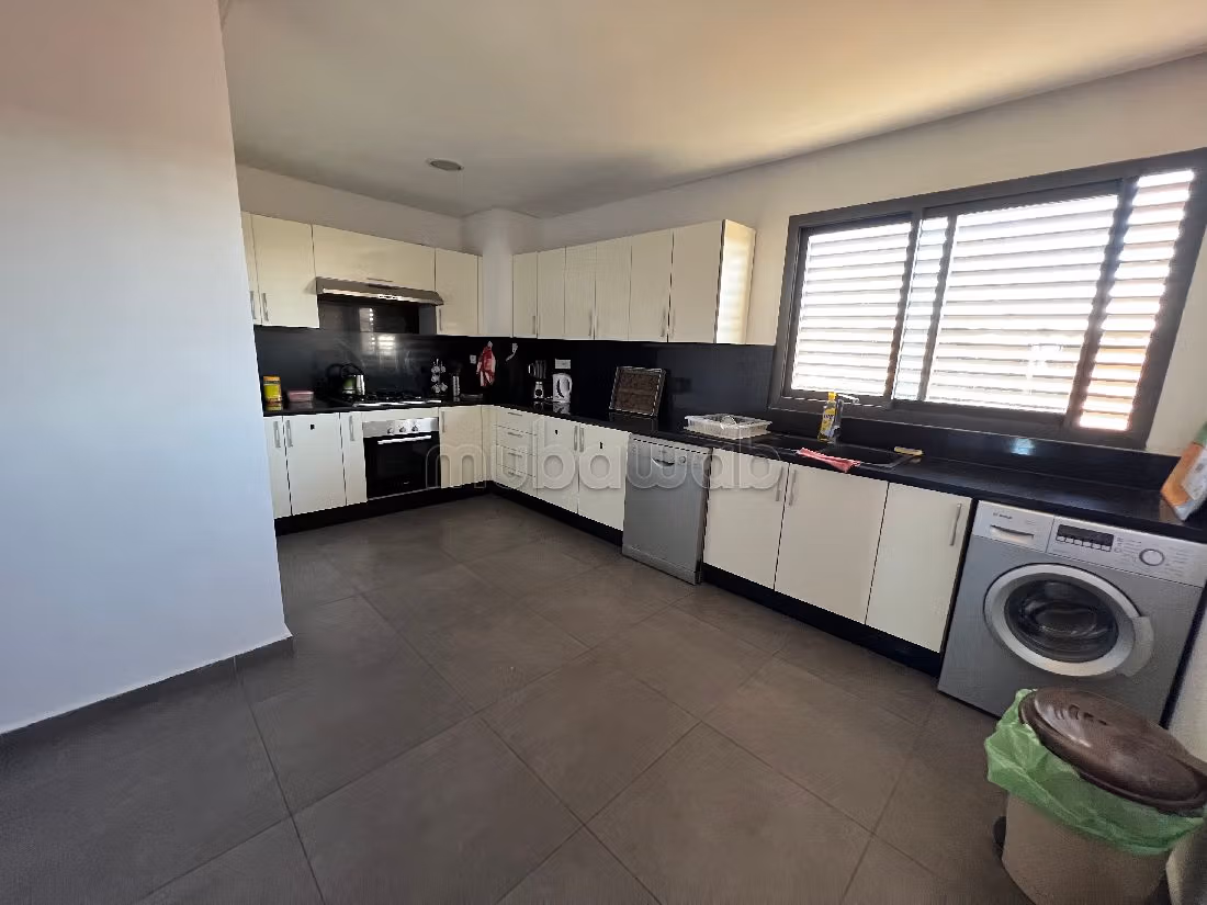 شقة للبيع ب عين الذياب امتداد. 3 غرف جميلة. مفروشة