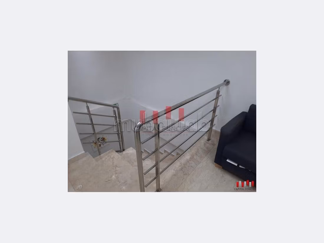 Ufficio disponibile in vendita a Anfa. Superficie 1452 m². Con garage e ascensore. 