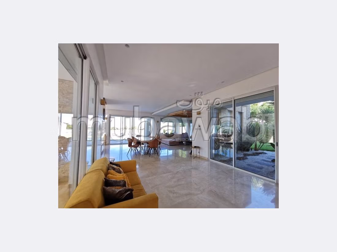 فيلا فاخرة للبيع ب المدينة الخضراء. 5 غرف رائعة. كونسياج وحوض سباحة