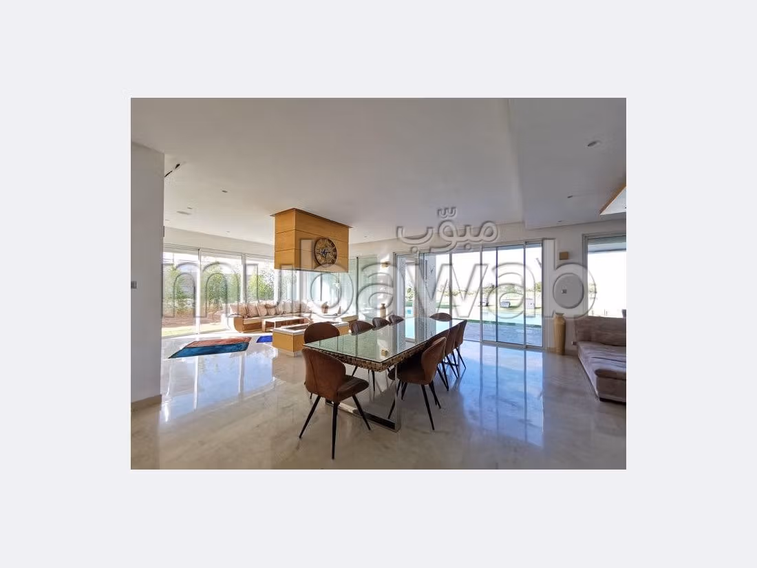 فيلا فاخرة للبيع ب المدينة الخضراء. 5 غرف رائعة. كونسياج وحوض سباحة