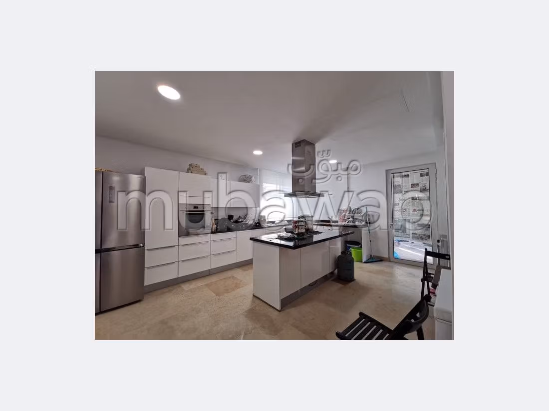 فيلا فاخرة للبيع ب المدينة الخضراء. 5 غرف رائعة. كونسياج وحوض سباحة