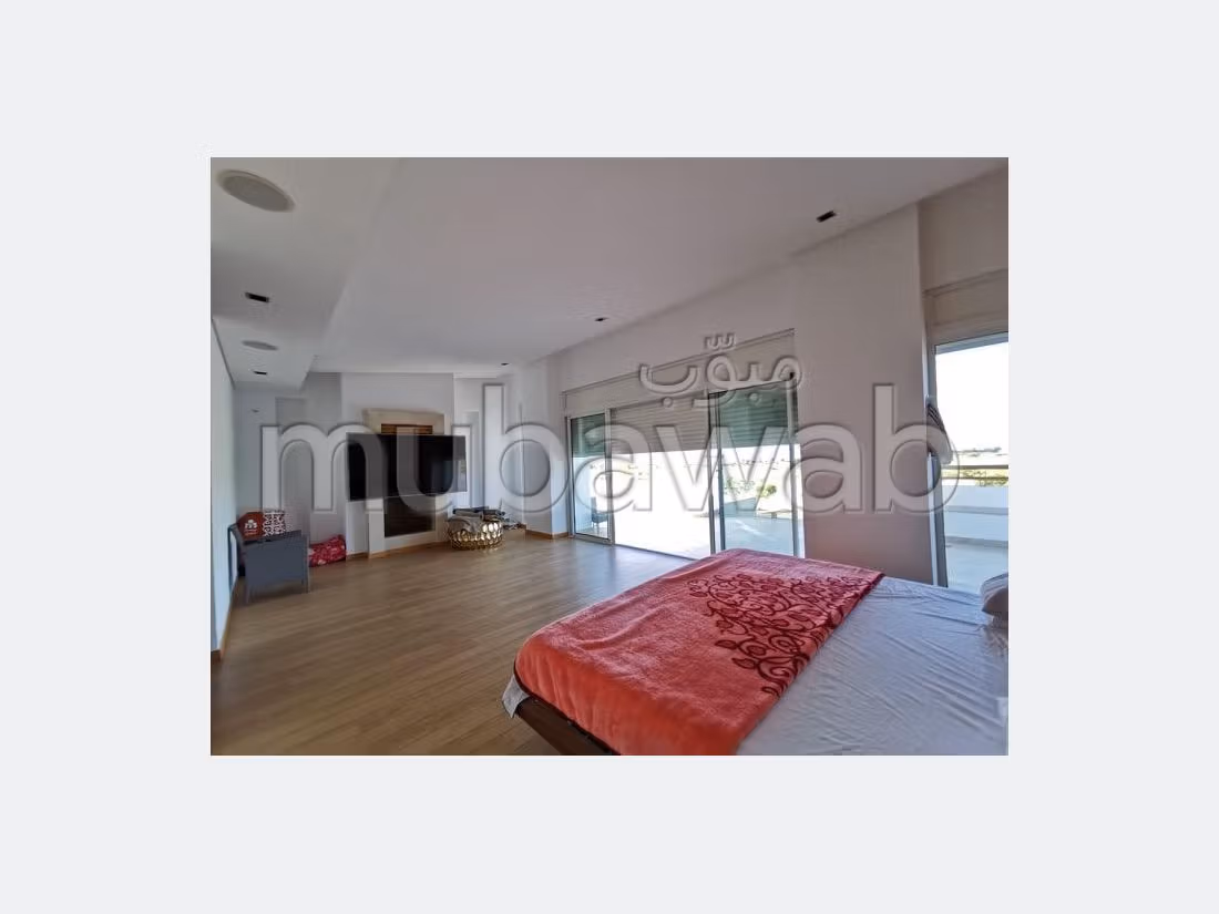 فيلا فاخرة للبيع ب المدينة الخضراء. 5 غرف رائعة. كونسياج وحوض سباحة