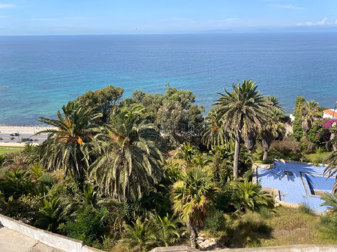 Nu te koop: villa's en luxe woningen in Marchan. Oppervlakte 9483 m². Terras en garage. 