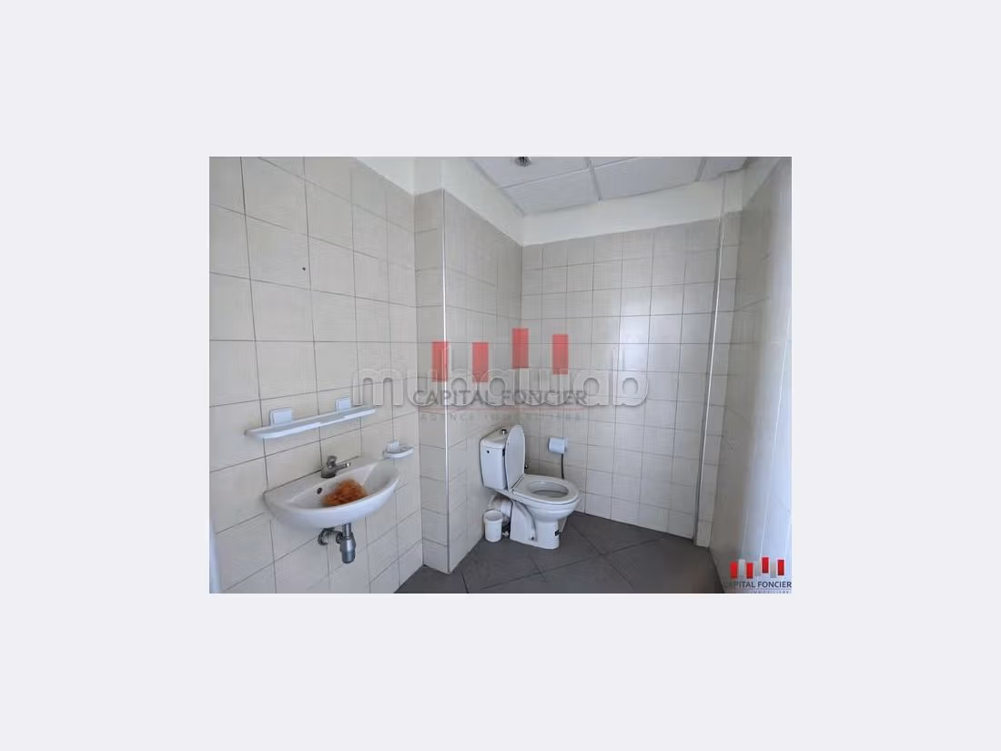 مكاتب ومحلات للكراء ببوسكورة. المساحة 10000 م². 