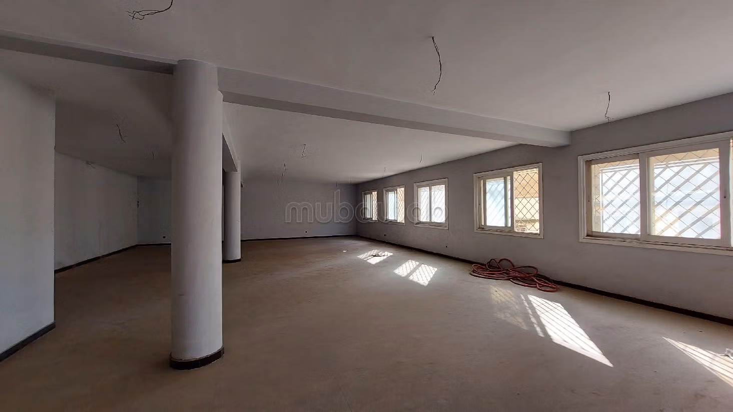 Te huur: kantoorruimte in Aïn Sebaâ. Oppervlakte 2500 m². Met terras en lift. 