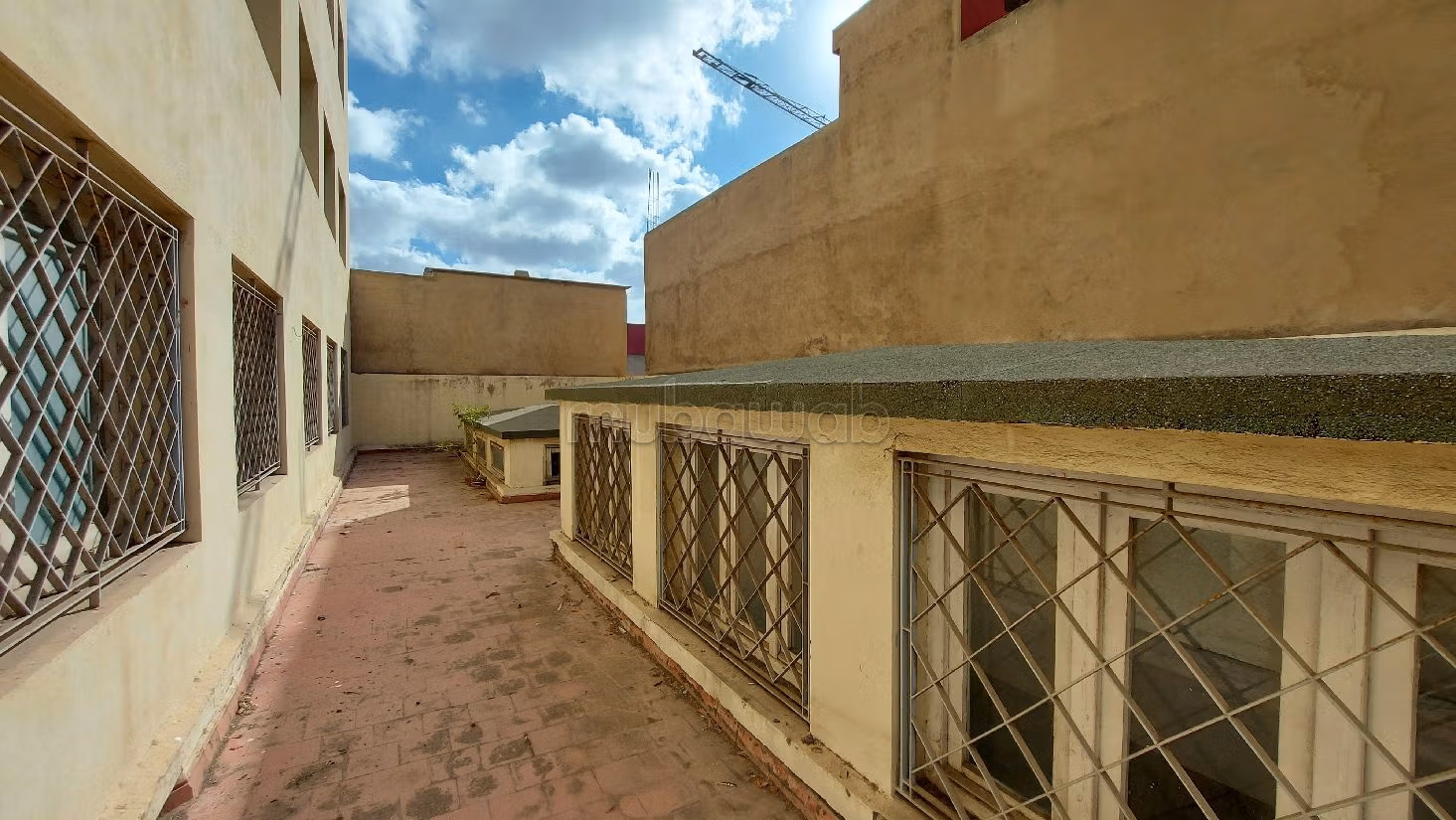 Te huur: kantoorruimte in Aïn Sebaâ. Oppervlakte 2500 m². Met terras en lift. 