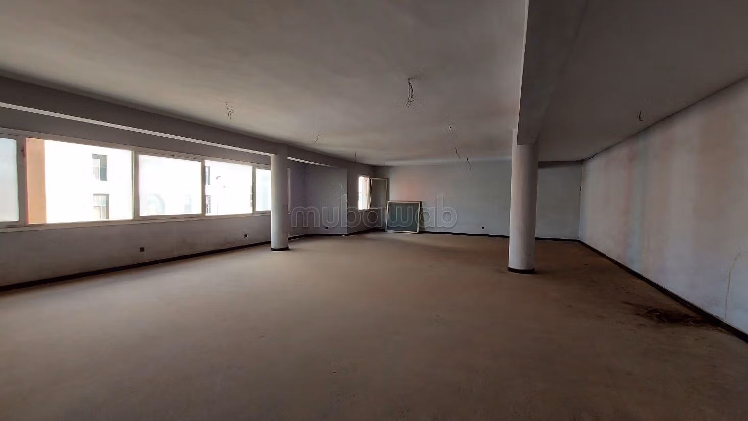 Te huur: kantoorruimte in Aïn Sebaâ. Oppervlakte 2500 m². Met terras en lift. 