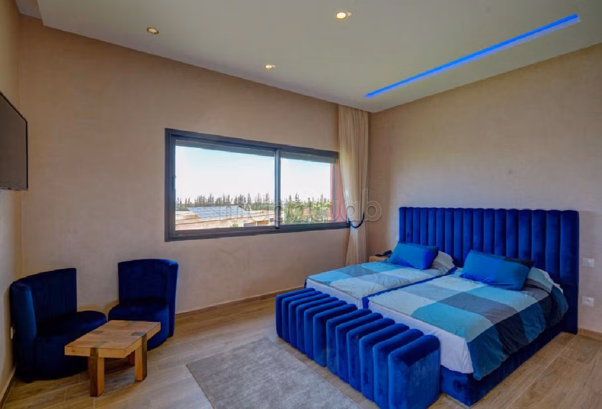 Villa's en luxe woningen te koop in Route de l'Ourika. Totale oppervlakte 10000 m². Veel comfort met airconditioning en open haard. 