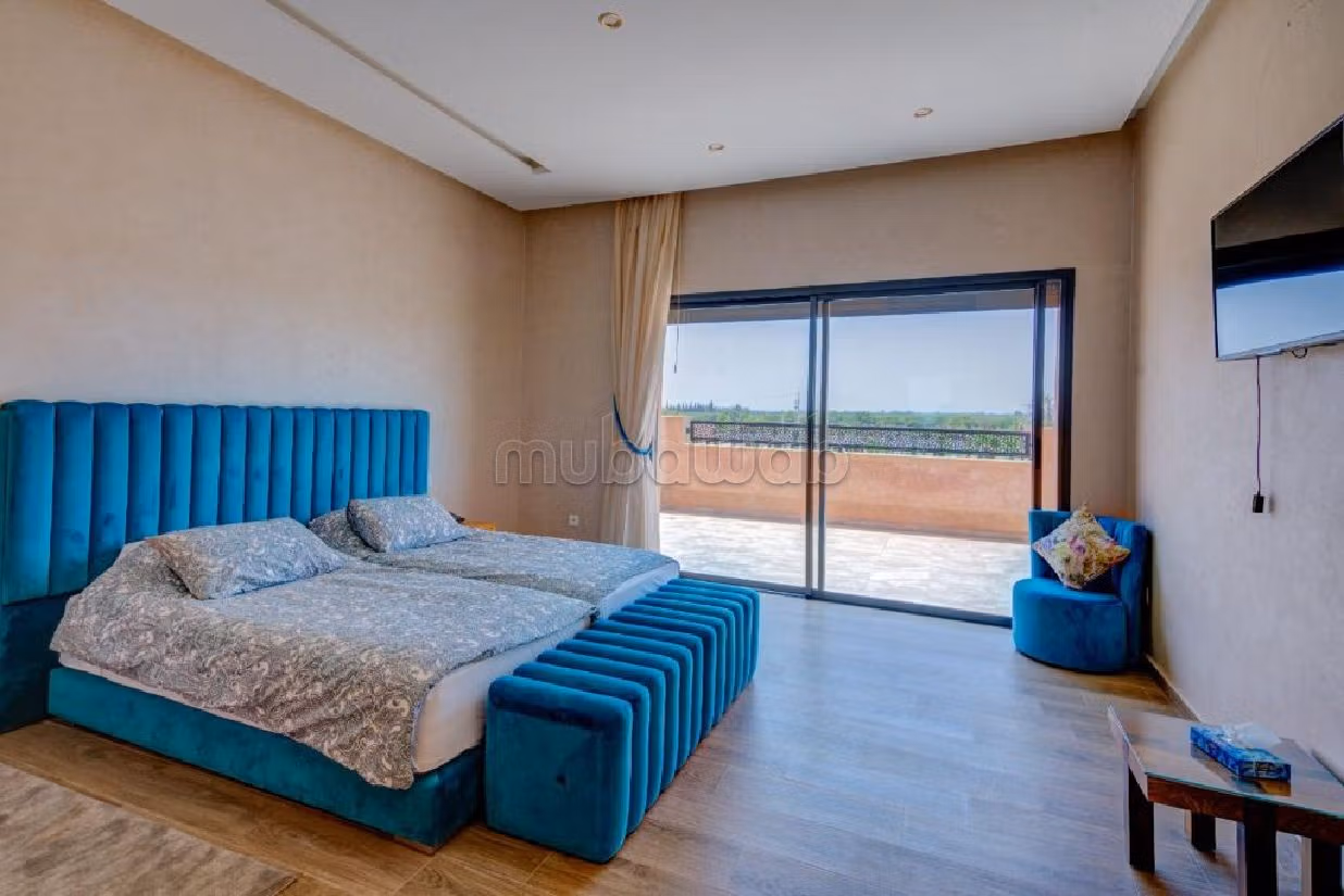 Villa's en luxe woningen te koop in Route de l'Ourika. Totale oppervlakte 10000 m². Veel comfort met airconditioning en open haard. 