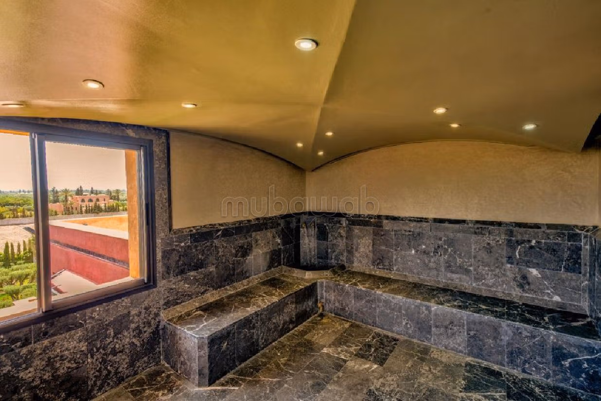 Villa's en luxe woningen te koop in Route de l'Ourika. Totale oppervlakte 10000 m². Veel comfort met airconditioning en open haard. 