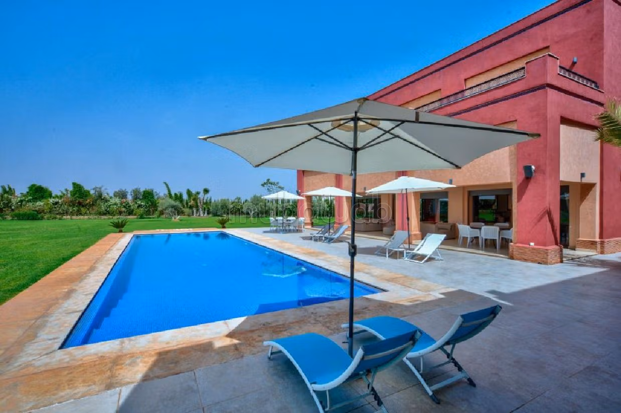 Villa's en luxe woningen te koop in Route de l'Ourika. Totale oppervlakte 10000 m². Veel comfort met airconditioning en open haard. 