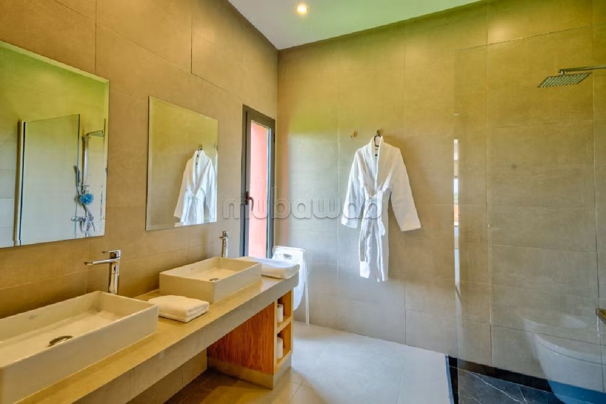 Villa's en luxe woningen te koop in Route de l'Ourika. Totale oppervlakte 10000 m². Veel comfort met airconditioning en open haard. 