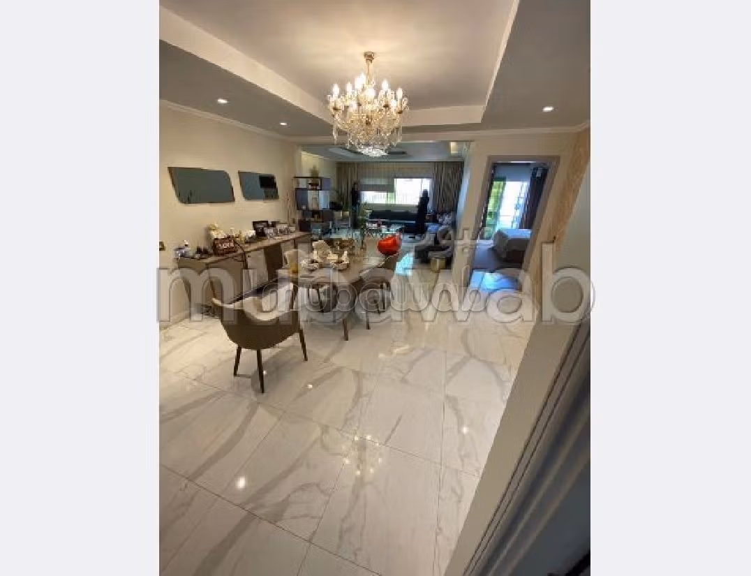 شقة رائعة للبيع بحي المستشفيات. 3 غرف رائعة. مفروشة