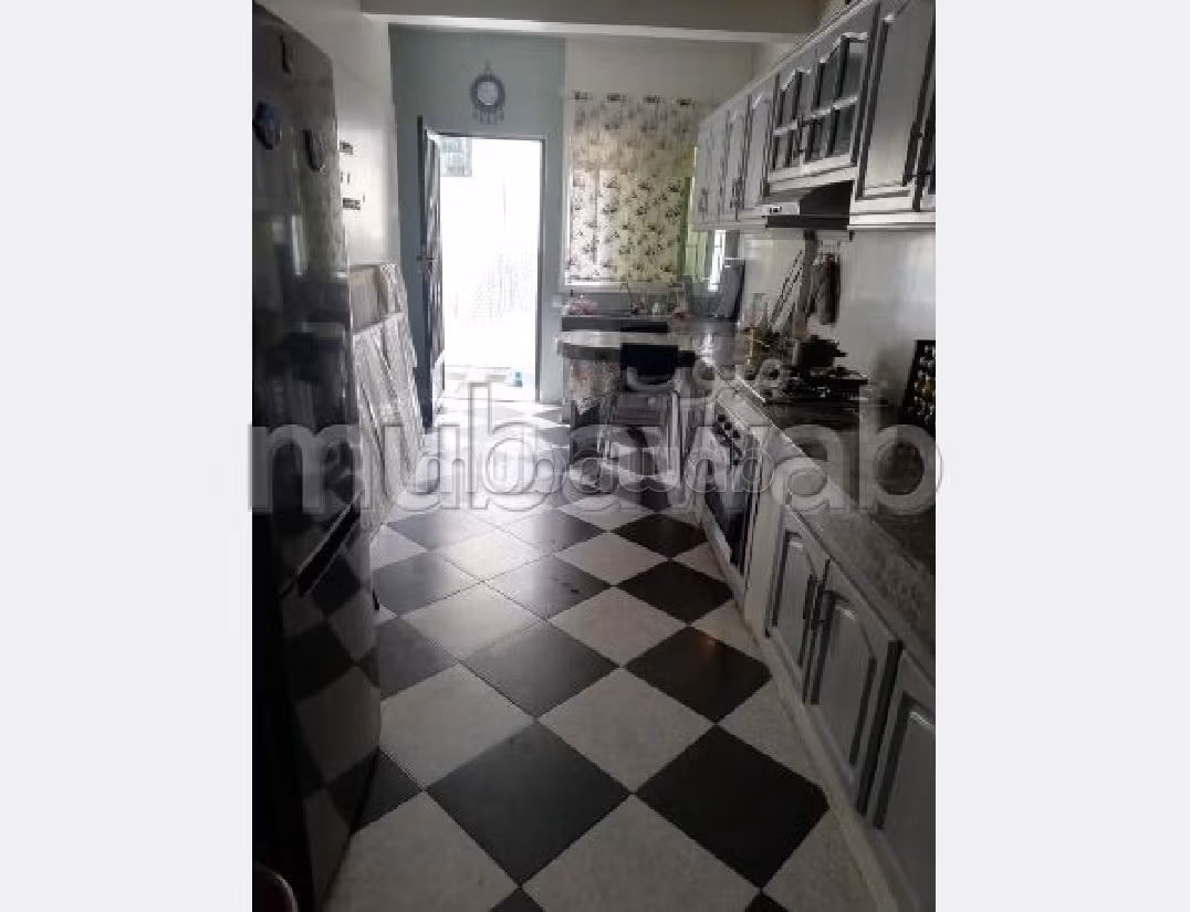 شقة رائعة للبيع بحي المستشفيات. 3 غرف رائعة. مفروشة