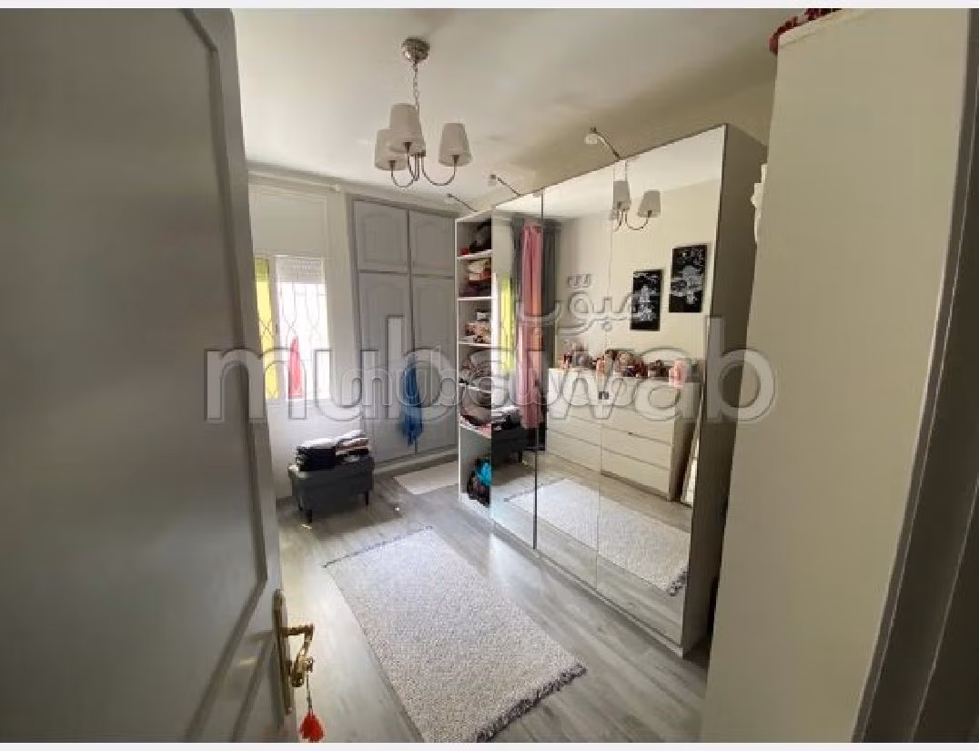 شقة رائعة للبيع بحي المستشفيات. 3 غرف رائعة. مفروشة